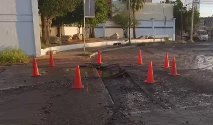 Ruptura de tuber�a de agua en Las Lomas