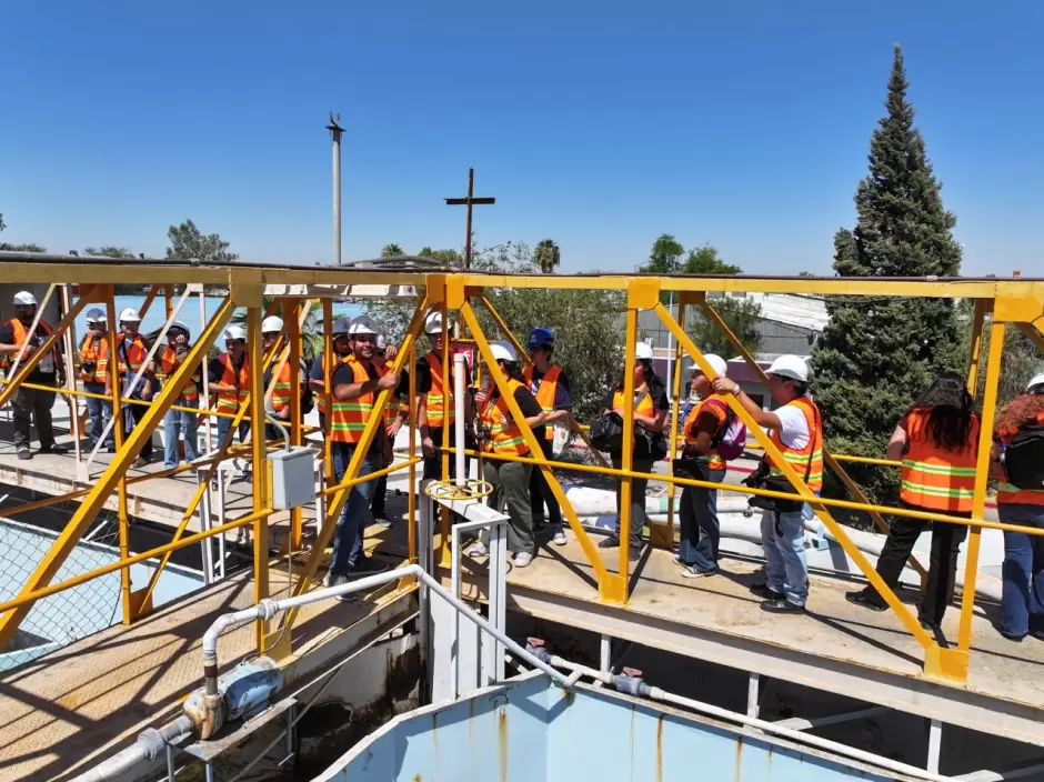 Alumnos de fotoperiodismo de la UABC visitan planta potabilizadora