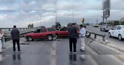 Automovilista cay de puente en bulevar Federico Bentez Lpez