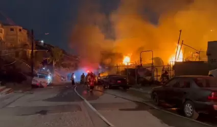 Incendio en taller mec�nico moviliz� a cinco estaciones de bomberos en Tijuana
