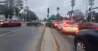 Automovilistas generan caos vial en acceso a la lnea Sentri cerca de la prepara