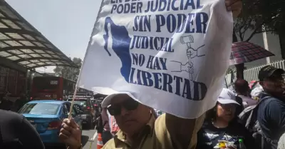 Trabajadores del Poder Judicial se manifiestan afuera de la sede del Consejo de 