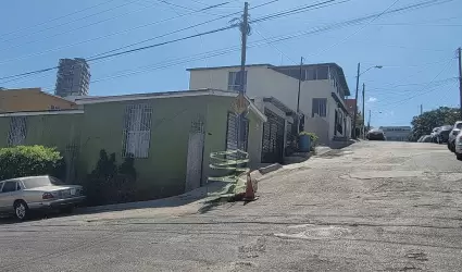 Cami�n de cemento cay� en alcantarillado en Los Olivos; vecinos preocupados por