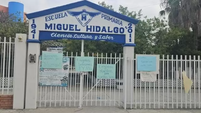 Toman escuela primaria por falta de maestros; comit de padres responde que hay dos auxiliares cubriendo