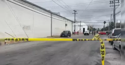 Vecinos reportan veh�culo abandonado con presunto cad�ver en la colonia 20 de No