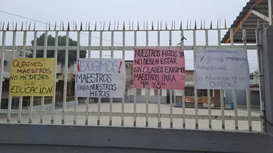 Padres de familia toman escuela primaria Santos Vlez por falta de maestros