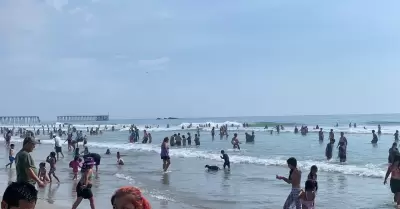 Afluencia de turistas en la playa durante el fin de semana