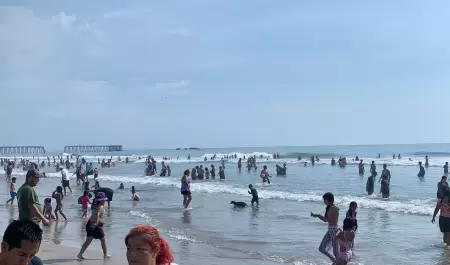 Afluencia de turistas en la playa durante el fin de semana