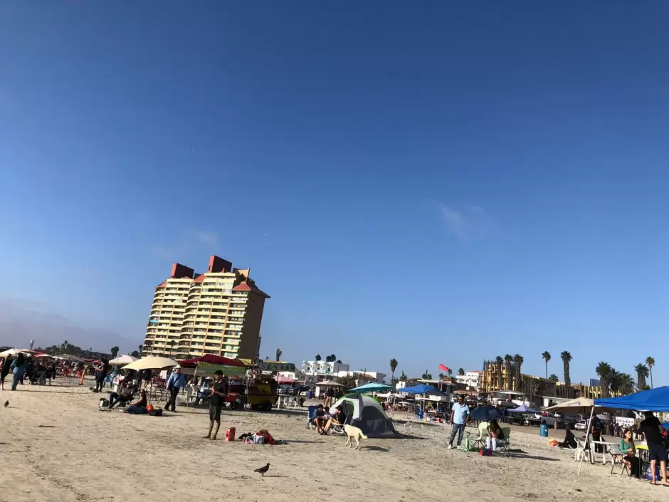 Afluencia de turistas en la playa durante el fin de semana