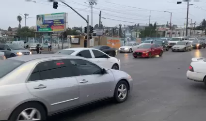 Falla de sem�foros provoca caos vehicular en el bulevar Cucapah