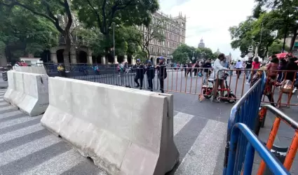 Colocan vallas de concreto y met�licas que impiden el paso vehicular en el Z�cal