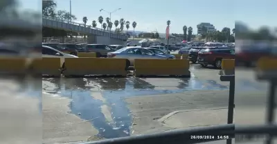 Aguas negras afectan cruce peatonal de Tijuana hacia Estados Unidos