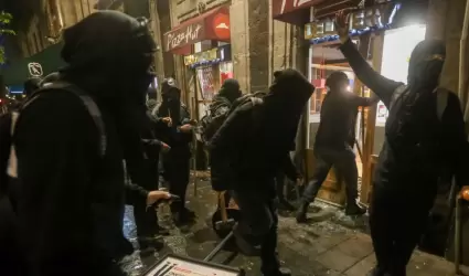 Realizan pintas y destrozos durante marcha por el d�cimo aniversario del caso Ay