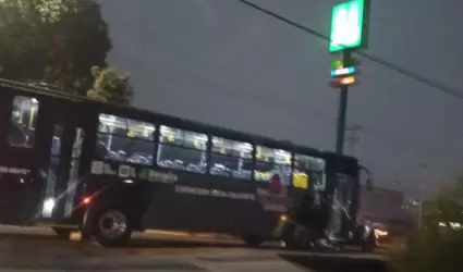 Choque entre autob�s y autom�vil provoc� tr�fico lento en D�az Ordaz