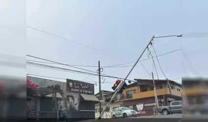 Poste de alumbrado pblico en riesgo de colapsar en la colonia Altamira