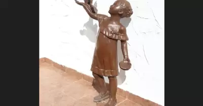 escultura Nia con Paloma