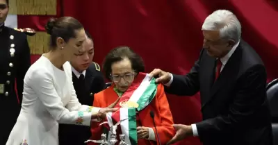 Ifigenia Mart�nez entreg� la banda presidencial a Sheinbaum, tras recibirla de m