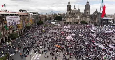 Simpatizantes esperan a la presidenta Claudia Sheinbaum Pardo en el Z�calo