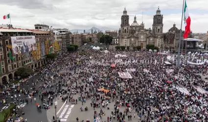 Simpatizantes esperan a la presidenta Claudia Sheinbaum Pardo en el Z�calo