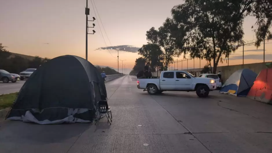 Posesionarios de Maclovio Rojas bloquearon carretera al aeropuerto de Tijuana; exigen regularizaci�n de predios