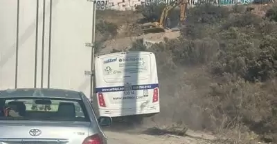 Autob�s de transporte de personal avanza fuera del camino en la Mesa de Otay