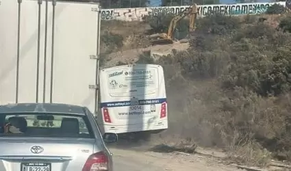 Autob�s de transporte de personal avanza fuera del camino en la Mesa de Otay