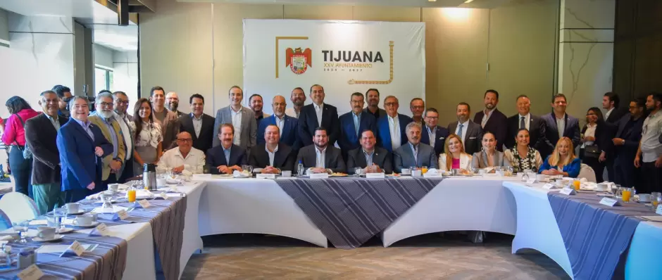 Reuni�n con el alcalde Ismael Burgue�o