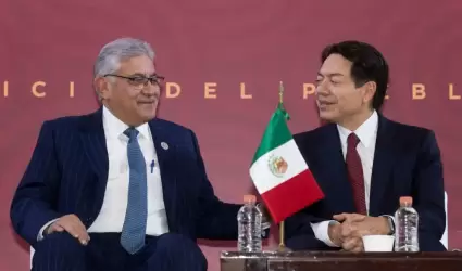 Alfonso Cepeda Salas, y el secretario de Educaci�n P�blica, Mario Delgado Carril