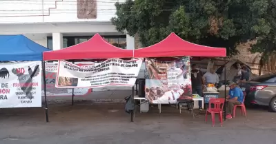 Galleros en plant�n frente al Congreso del Estado