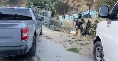 Hallan cuerpo semidesnudo de un hombre en el libramiento Salvador Rosas Magall�n