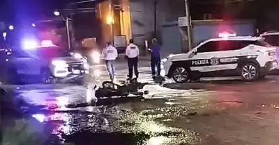 Pareja de motociclistas fue embestida por un auto sed�n
