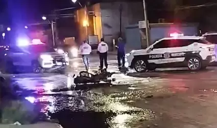 Pareja de motociclistas fue embestida por un auto sed�n