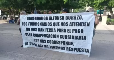 Manifestaci�n de viudas de polic�as frente a Palacio de Gobierno