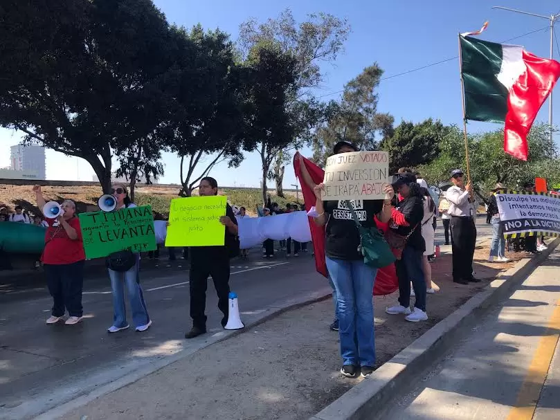 Trabajadores del Poder Judicial Federal bloquearon acceso hacia San Ysidro y colapsaron el tr�fico en Tijuana