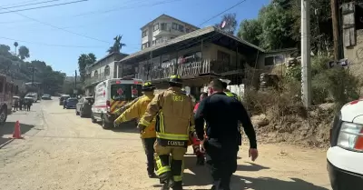 Pronta actuaci�n de Bomberos de Tijuana permite rescatar a una persona de un inc