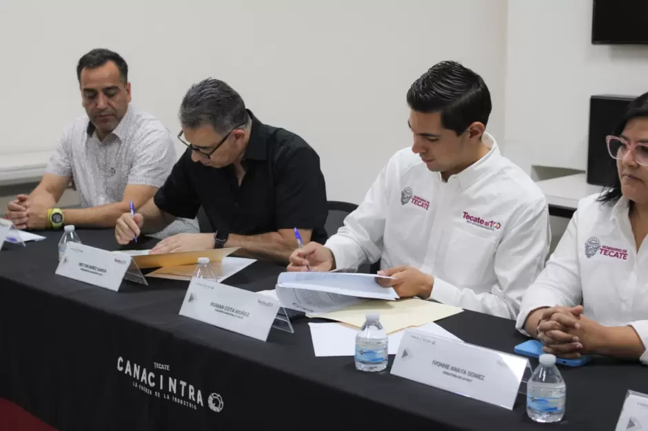 Fomentan Rom�n Cota y Canacintra Tecate competitividad mediante convenio