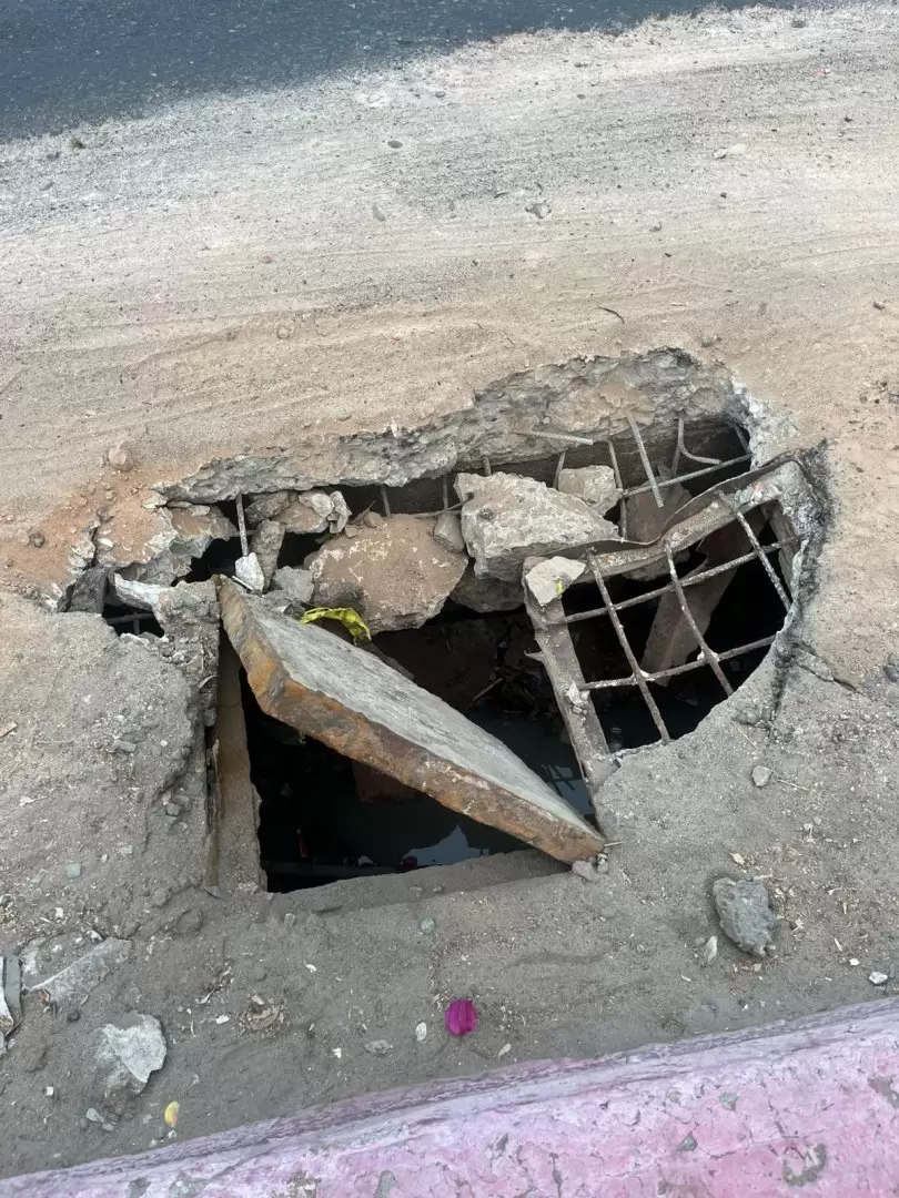 Alcantarilla destapada en bulevar Las Am�ricas