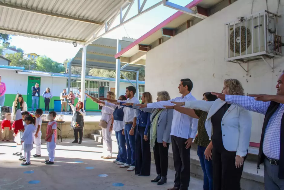 Fortalece Rom�n Cota lunes c�vicos en escuelas de Tecate