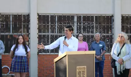 Fortalece Rom�n Cota lunes c�vicos en escuelas de Tecate