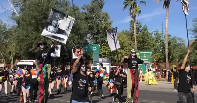 Tradicional procesi�n del D�a de Muertos en la Unison