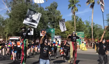Tradicional procesi�n del D�a de Muertos en la Unison