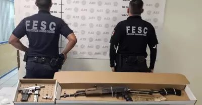 Aseguran armas de fuego en el interior de veh�culo que fue abandonado en Tecate