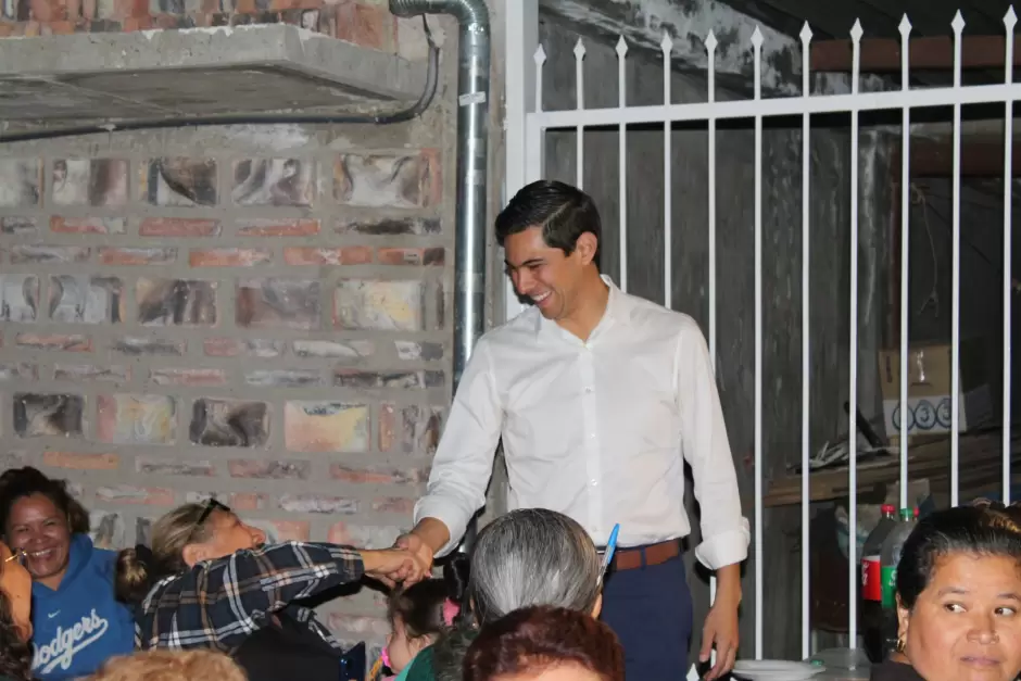Atiende Rom�n Cota necesidades de la comunidad en colonias El Mayab y La Sierrita