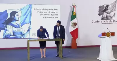 Claudia Sheinbaum y Marath Bola�os, titular de la Secretar�a del Trabajo y Previ