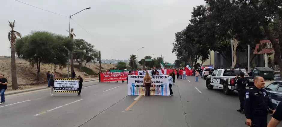 Trabajadores del Poder Judicial bloquean la V�a R�pida Oriente