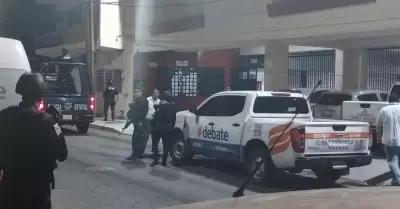 Hombres armados disparan contra instalaciones del peri�dico El Debate, en Culiac