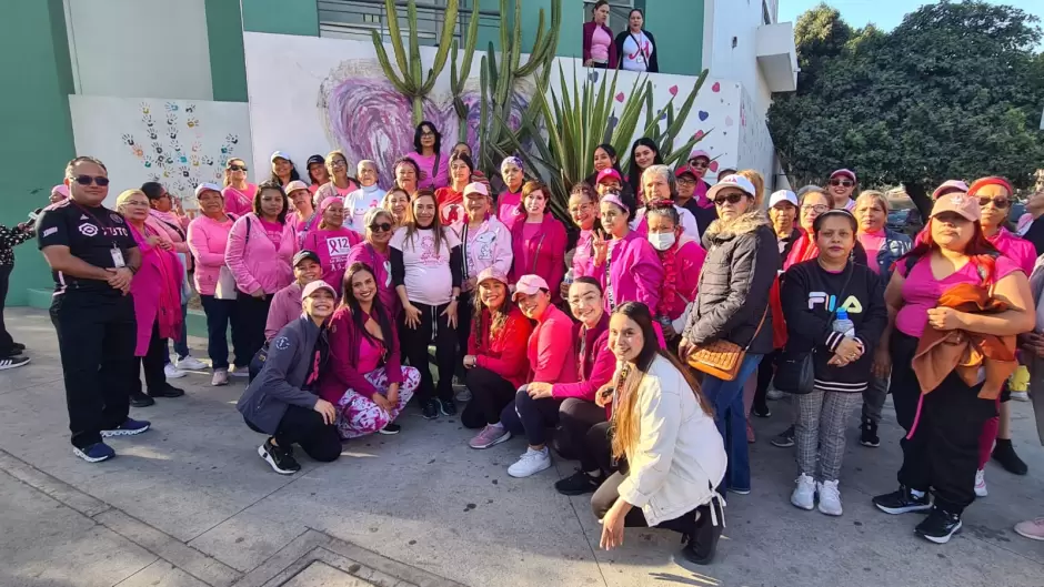 Realizan caminata para sensibilizar sobre la detecci�n oportuna del c�ncer de mama