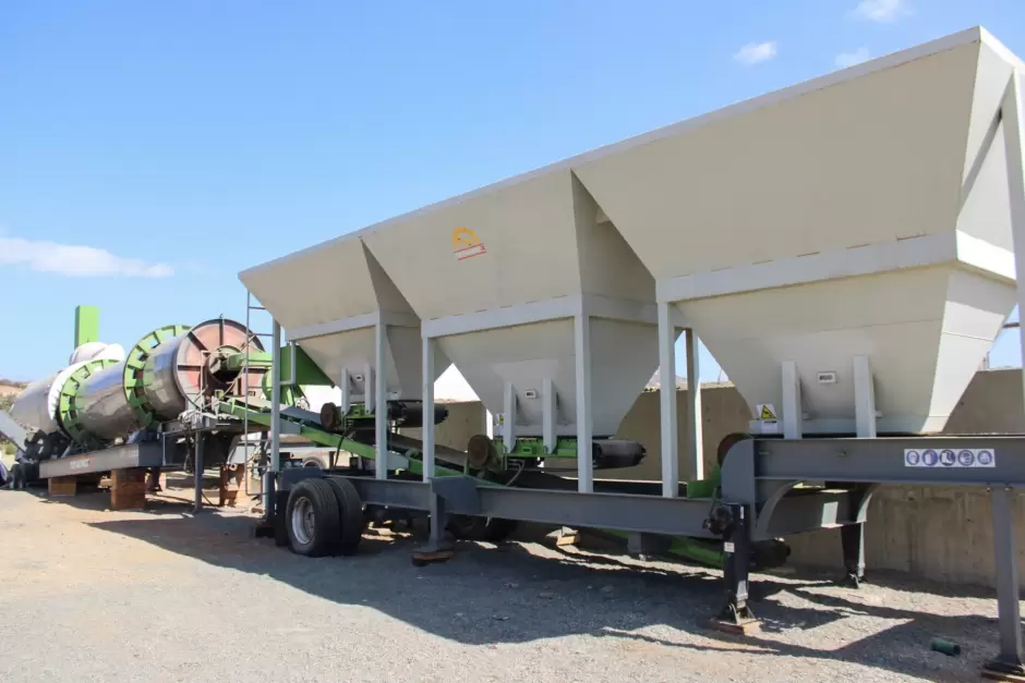 Supervisa Rom�n Cota situaci�n de asfaltadora municipal