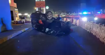 Autom�vil vuelca en Mexicali