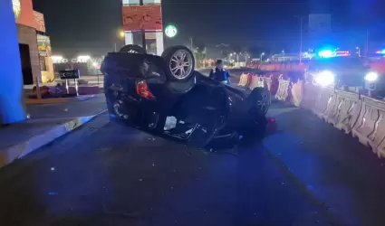 Autom�vil vuelca en Mexicali